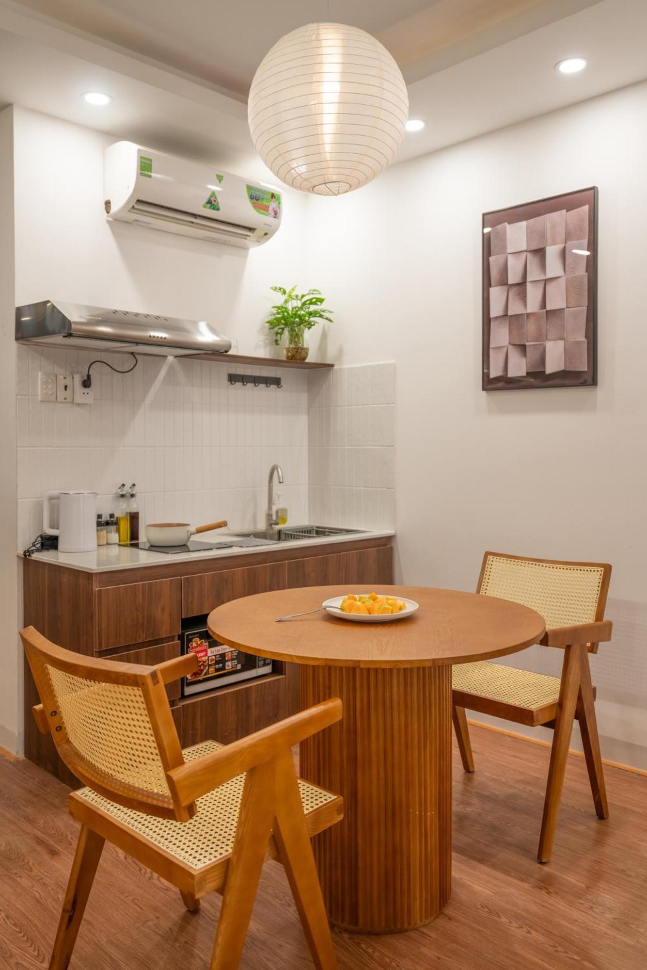 Manor Staycation, Nhà khách